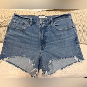 Abercrombie & Fitch 4” mom short